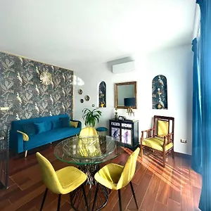 https://charme-house-taormina.taorminaitalyhotels.com